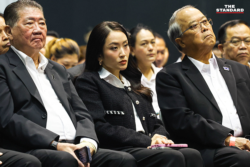 ภาพบรรยากาศการประชุมภายในพรรคเพื่อไทย พร้อมแบ็กดรอป 'สู้ต่อไปเพื่อไทยทุกคน' และการเปิดตัวเพลงใหม่ 'เพื่อไทยไม่มีวันตาย' เพื่อปลุกขวัญกำลังใจสมาชิก 6