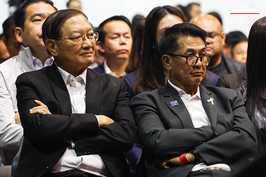 ภาพบรรยากาศการประชุมภายในพรรคเพื่อไทย พร้อมแบ็กดรอป 'สู้ต่อไปเพื่อไทยทุกคน' และการเปิดตัวเพลงใหม่ 'เพื่อไทยไม่มีวันตาย' เพื่อปลุกขวัญกำลังใจสมาชิก 7