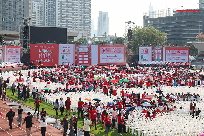 ภาพบรรยากาศประชาชนสวมเสื้อแดงรวมตัวในการปราศรัยใหญ่พรรคเพื่อไทย สนามเทพหัสดิน กรุงเทพมหานคร 1