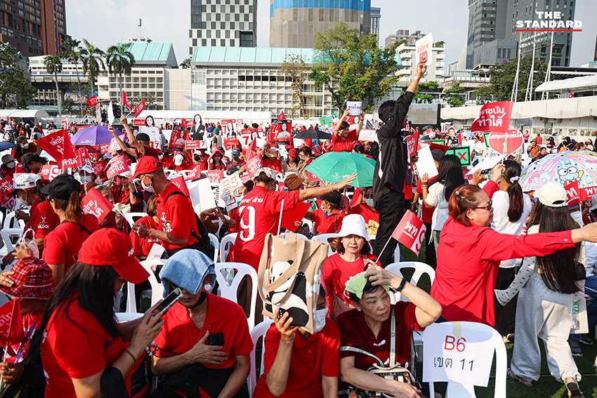 ภาพบรรยากาศประชาชนสวมเสื้อแดงรวมตัวในการปราศรัยใหญ่พรรคเพื่อไทย สนามเทพหัสดิน กรุงเทพมหานคร 10