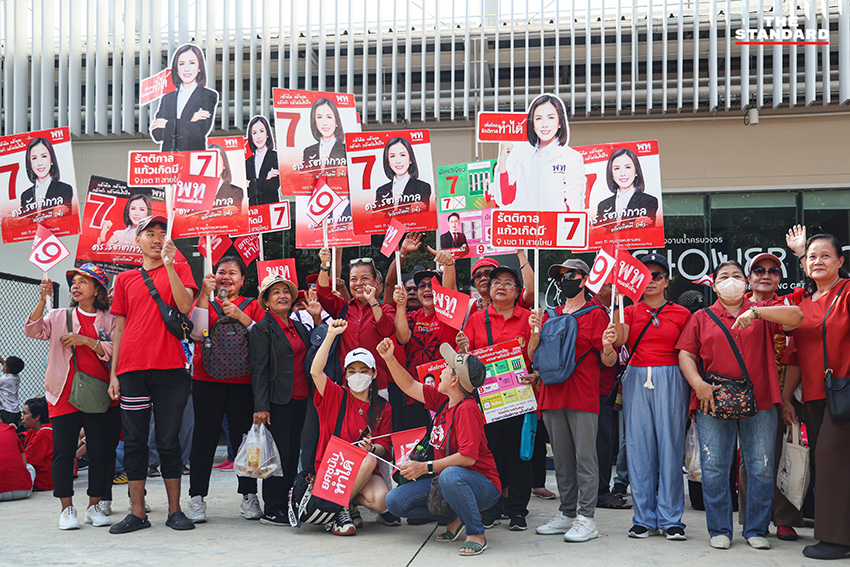 ภาพบรรยากาศประชาชนสวมเสื้อแดงรวมตัวในการปราศรัยใหญ่พรรคเพื่อไทย สนามเทพหัสดิน กรุงเทพมหานคร 12