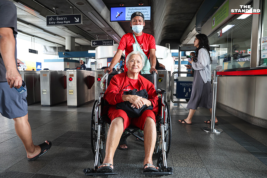 ภาพบรรยากาศประชาชนสวมเสื้อแดงรวมตัวในการปราศรัยใหญ่พรรคเพื่อไทย สนามเทพหัสดิน กรุงเทพมหานคร 13