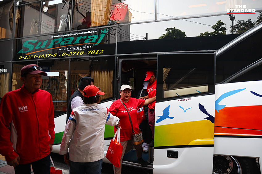 ภาพบรรยากาศประชาชนสวมเสื้อแดงรวมตัวในการปราศรัยใหญ่พรรคเพื่อไทย สนามเทพหัสดิน กรุงเทพมหานคร 15