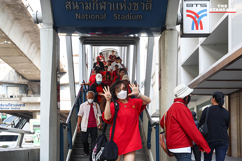 ภาพบรรยากาศประชาชนสวมเสื้อแดงรวมตัวในการปราศรัยใหญ่พรรคเพื่อไทย สนามเทพหัสดิน กรุงเทพมหานคร 16