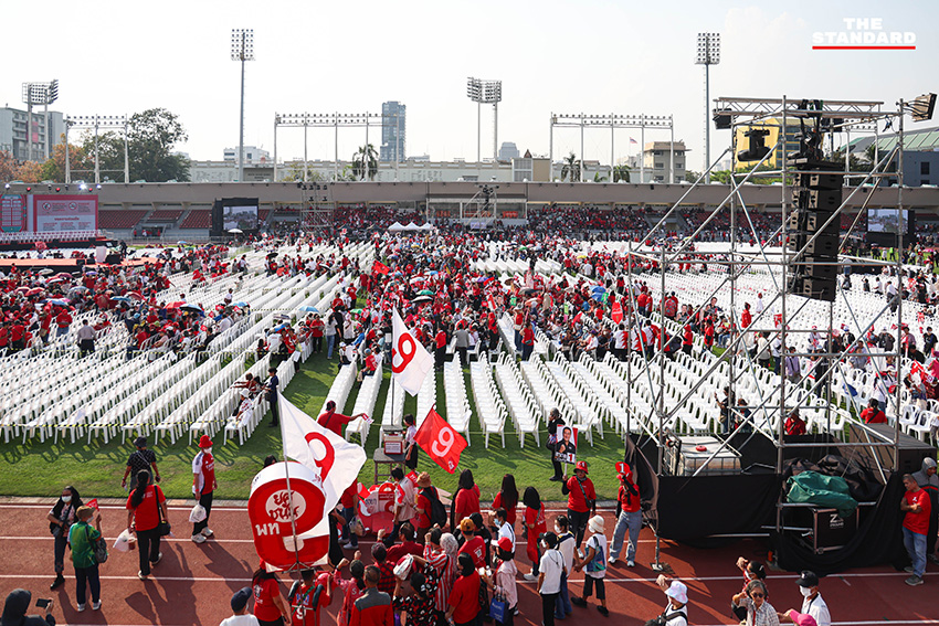 ภาพบรรยากาศประชาชนสวมเสื้อแดงรวมตัวในการปราศรัยใหญ่พรรคเพื่อไทย สนามเทพหัสดิน กรุงเทพมหานคร 17