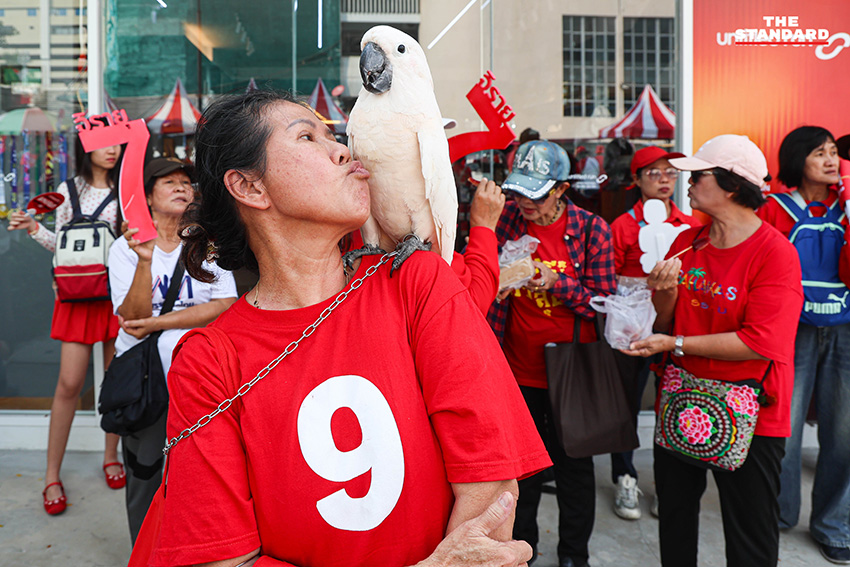 ภาพบรรยากาศประชาชนสวมเสื้อแดงรวมตัวในการปราศรัยใหญ่พรรคเพื่อไทย สนามเทพหัสดิน กรุงเทพมหานคร 3