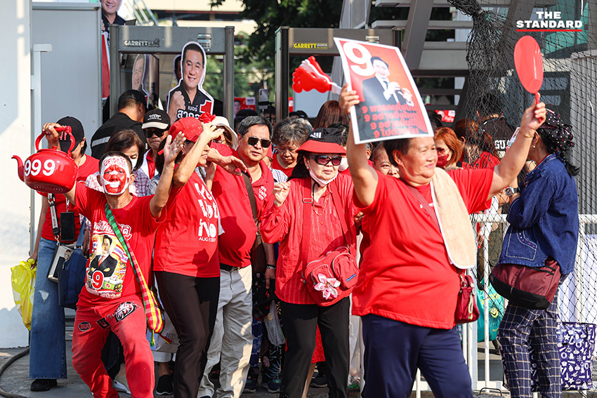 ภาพบรรยากาศประชาชนสวมเสื้อแดงรวมตัวในการปราศรัยใหญ่พรรคเพื่อไทย สนามเทพหัสดิน กรุงเทพมหานคร 5