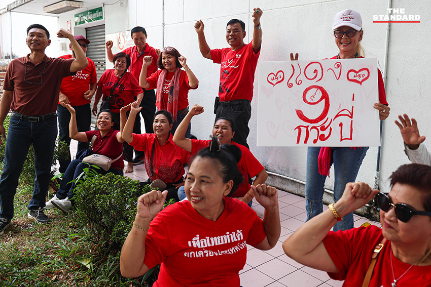 ภาพบรรยากาศประชาชนสวมเสื้อแดงรวมตัวในการปราศรัยใหญ่พรรคเพื่อไทย สนามเทพหัสดิน กรุงเทพมหานคร 9