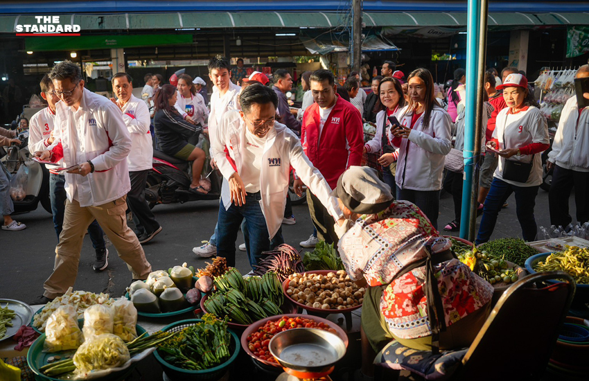 ศ.ดร.ยศชนัน วงศ์สวัสดิ์ และณัฐวุฒิ ใสยเกื้อ หาเสียงพรรคเพื่อไทยที่จังหวัดศรีสะเกษ 5