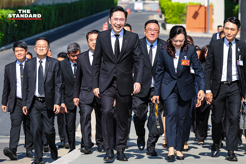 ยศชนัน วงษ์สวัสดิ์ นำ สส. พรรคเพื่อไทย รายงานตัวที่รัฐสภา 1