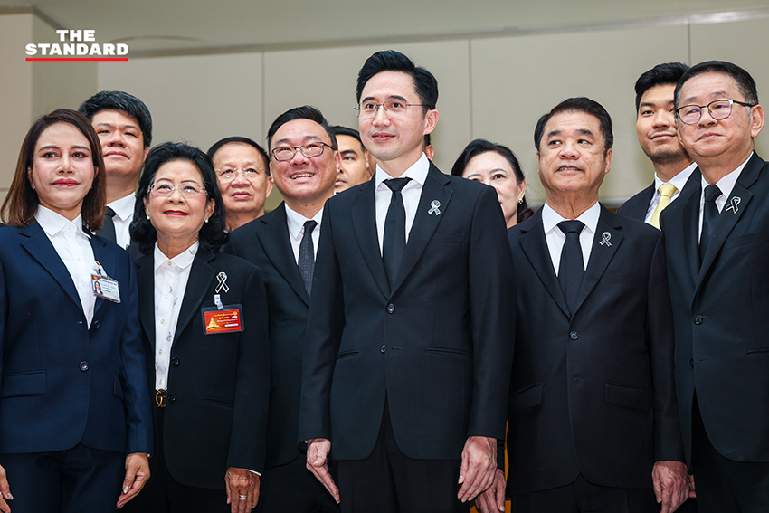 ยศชนัน วงษ์สวัสดิ์ นำ สส. พรรคเพื่อไทย รายงานตัวที่รัฐสภา 10