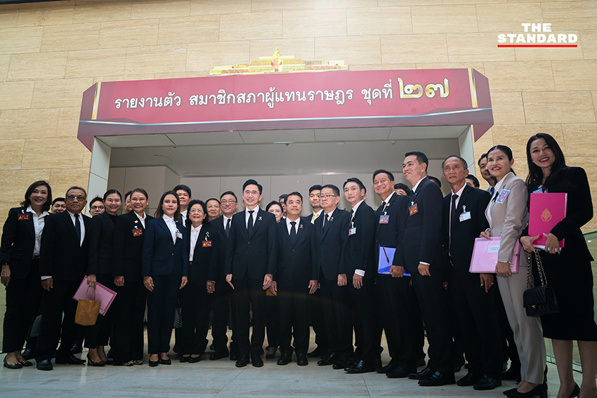 ยศชนัน วงษ์สวัสดิ์ นำ สส. พรรคเพื่อไทย รายงานตัวที่รัฐสภา 11