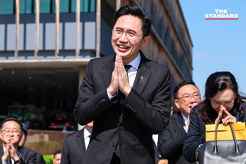 ยศชนัน วงษ์สวัสดิ์ นำ สส. พรรคเพื่อไทย รายงานตัวที่รัฐสภา 12