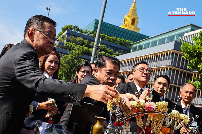 ยศชนัน วงษ์สวัสดิ์ นำ สส. พรรคเพื่อไทย รายงานตัวที่รัฐสภา 13
