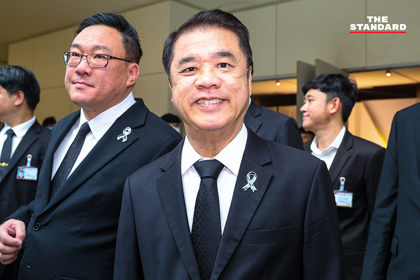 ยศชนัน วงษ์สวัสดิ์ นำ สส. พรรคเพื่อไทย รายงานตัวที่รัฐสภา 2