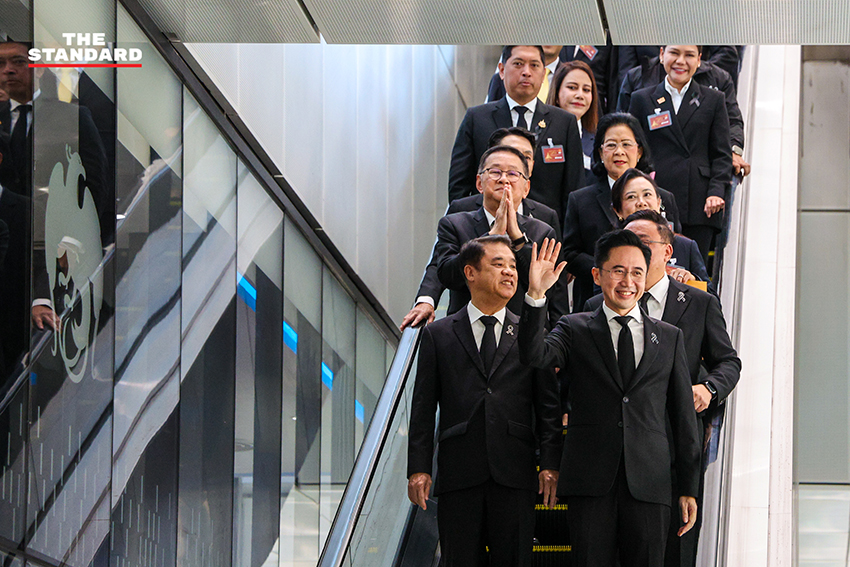 ยศชนัน วงษ์สวัสดิ์ นำ สส. พรรคเพื่อไทย รายงานตัวที่รัฐสภา 5