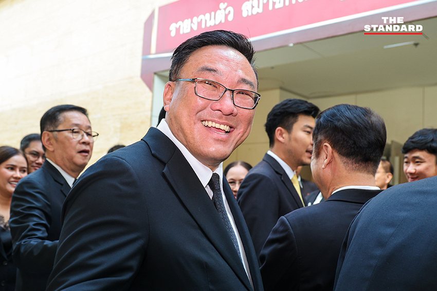 ยศชนัน วงษ์สวัสดิ์ นำ สส. พรรคเพื่อไทย รายงานตัวที่รัฐสภา 6