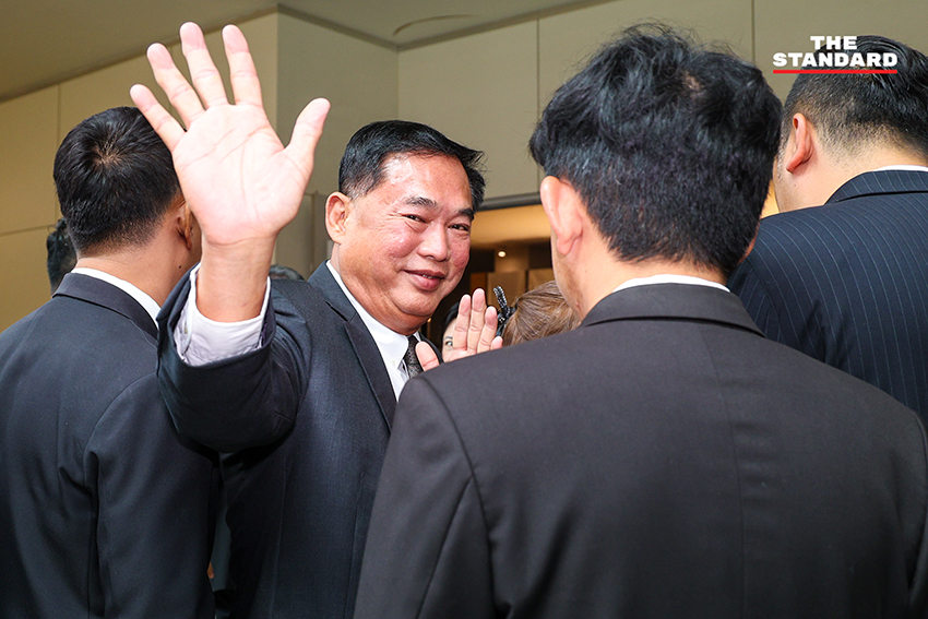 ยศชนัน วงษ์สวัสดิ์ นำ สส. พรรคเพื่อไทย รายงานตัวที่รัฐสภา 9