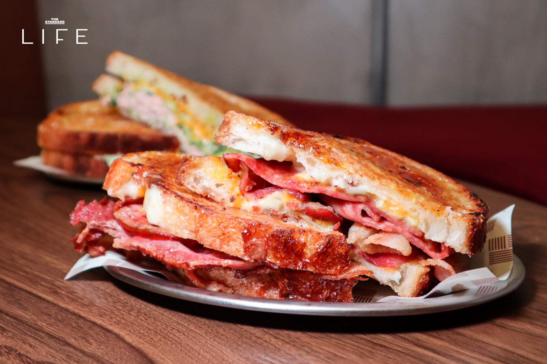 ภาพบรรยากาศร้าน Pinki's Deli และเมนูซาวโดวจ์ไส้แน่นน่ารับประทาน 1