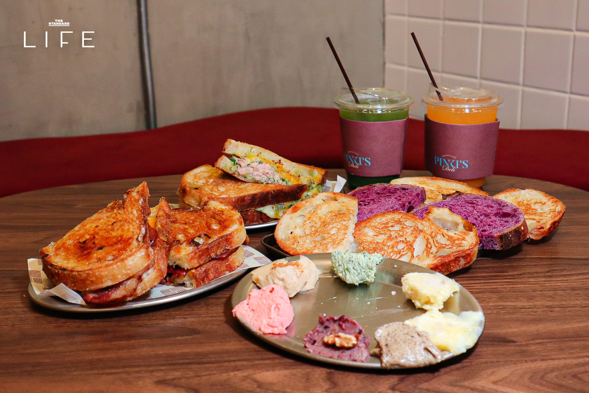 ภาพบรรยากาศร้าน Pinki's Deli และเมนูซาวโดวจ์ไส้แน่นน่ารับประทาน 10