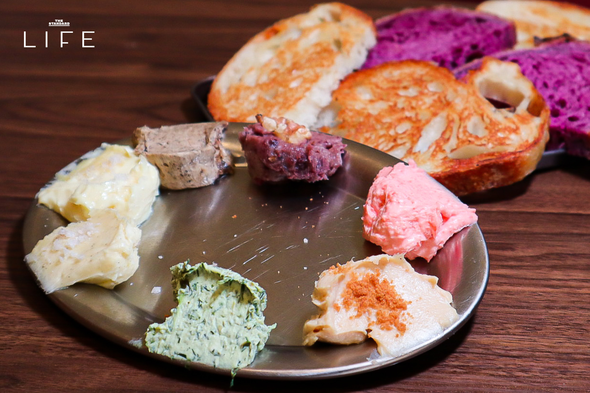 ภาพบรรยากาศร้าน Pinki's Deli และเมนูซาวโดวจ์ไส้แน่นน่ารับประทาน 2