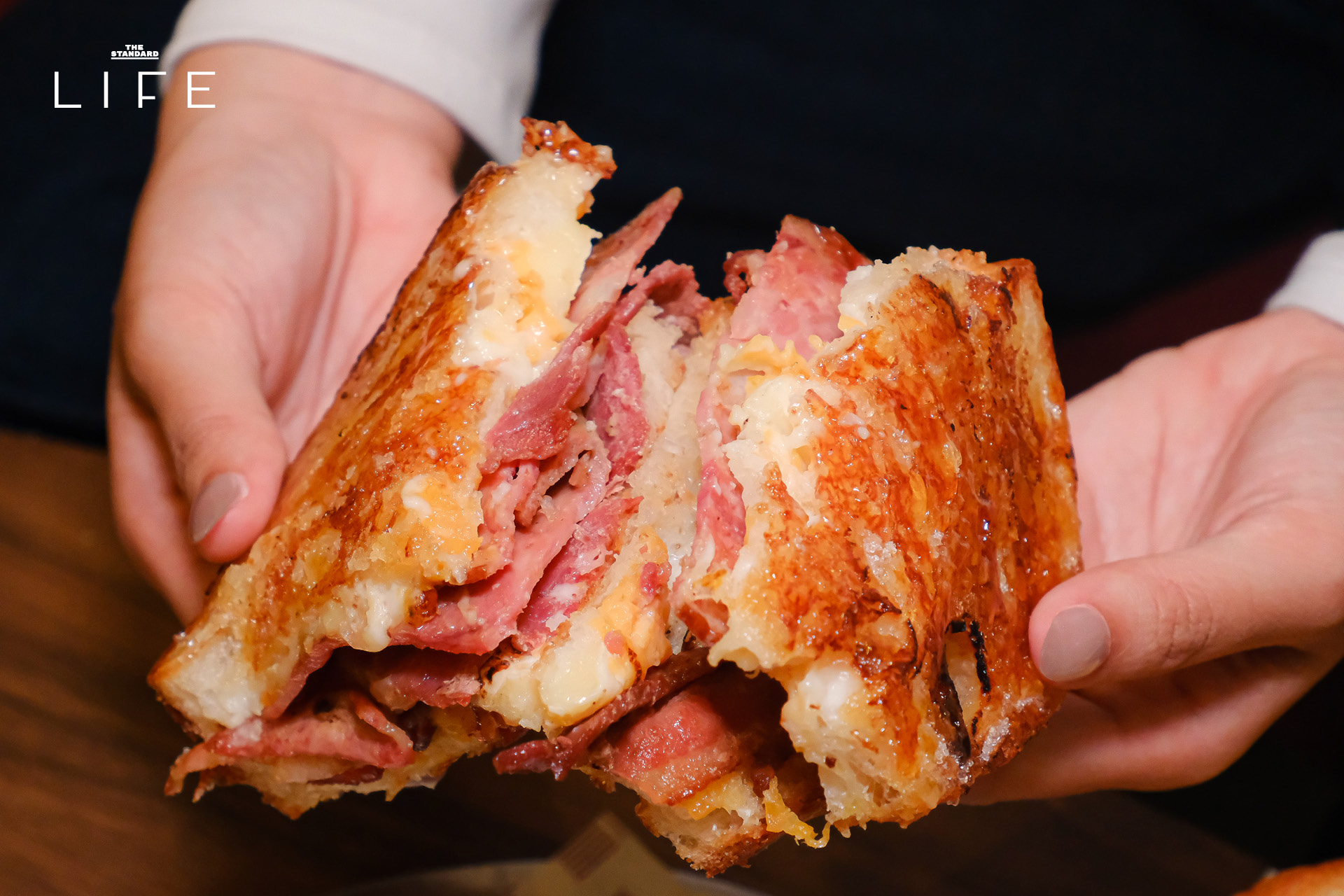 ภาพบรรยากาศร้าน Pinki's Deli และเมนูซาวโดวจ์ไส้แน่นน่ารับประทาน 4