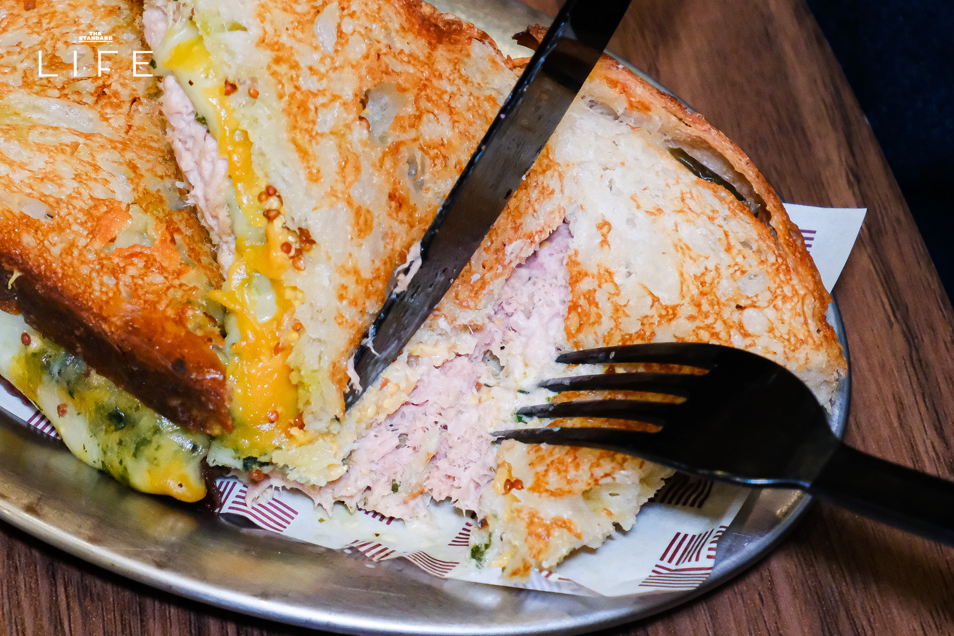 ภาพบรรยากาศร้าน Pinki's Deli และเมนูซาวโดวจ์ไส้แน่นน่ารับประทาน 6