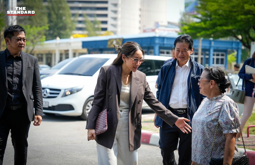 พินทองทา ชินวัตร คุณากรวงศ์ บุตรสาวเข้าเยี่ยม ทักษิณ ชินวัตร อดีตนายกรัฐมนตรี ที่เรือนจำกลางคลองเปรม 3