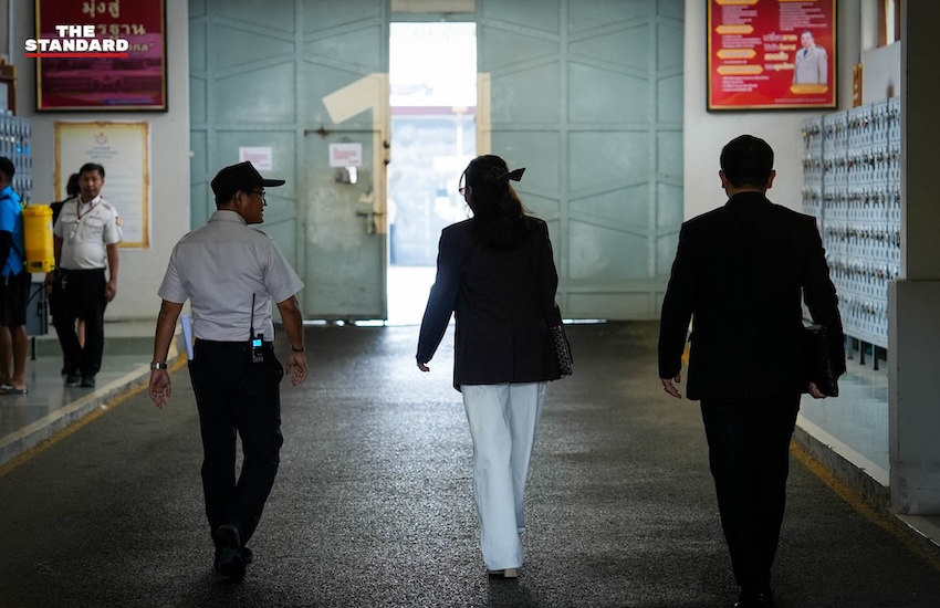 พินทองทา ชินวัตร คุณากรวงศ์ บุตรสาวเข้าเยี่ยม ทักษิณ ชินวัตร อดีตนายกรัฐมนตรี ที่เรือนจำกลางคลองเปรม 4