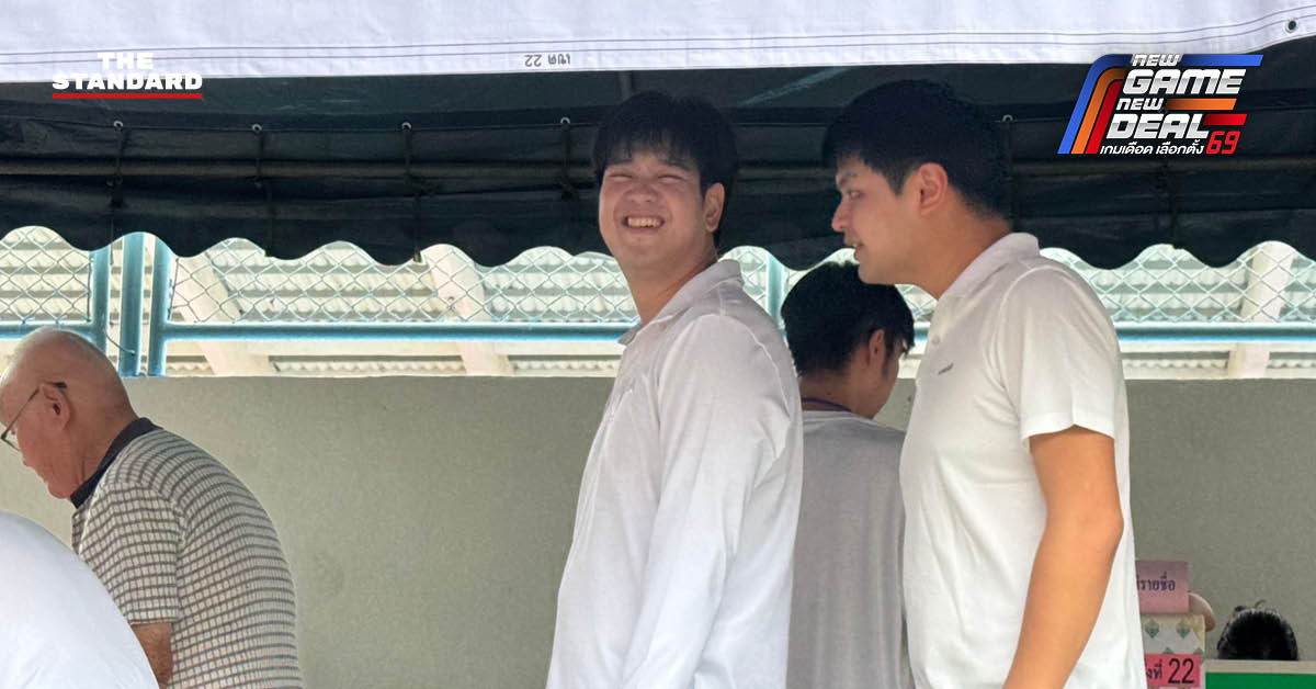 พิพัฒน์ รัชกิจประการ และ ชลัฐ รัชกิจประการ ขณะใช้สิทธิเลือกตั้ง ณ หน่วยเลือกตั้งเขตสวนหลวง