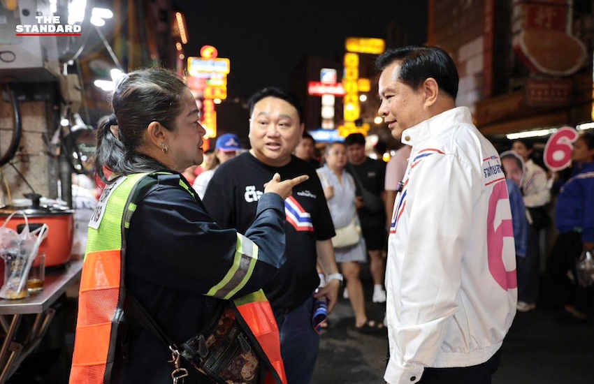 ภาพ พีระพันธุ์ สาลีรัฐวิภาค หัวหน้าพรรครวมไทยสร้างชาติ ลงพื้นที่หาเสียงที่เยาวราชท่ามกลางประชาชนและนักท่องเที่ยวอย่างคึกคัก 2