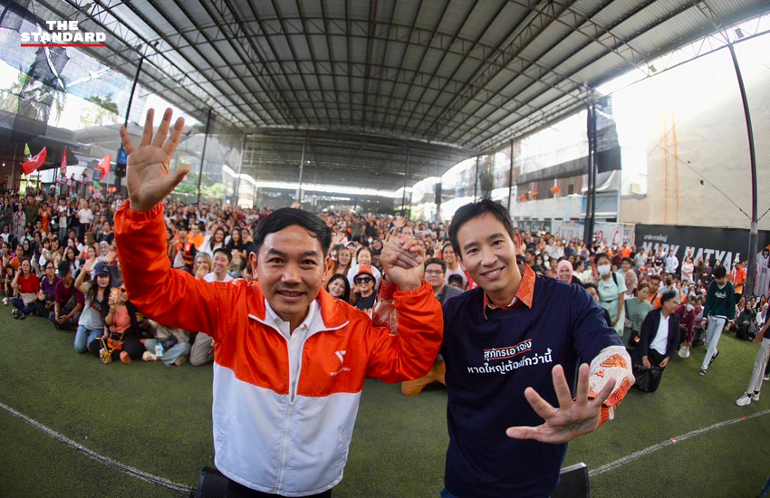 พิธา ลิ้มเจริญรัตน์ กำลังปราศรัยท่ามกลางประชาชนจำนวนมาก ระหว่างลงพื้นที่หาเสียงที่หาดใหญ่ จังหวัดสงขลา 1