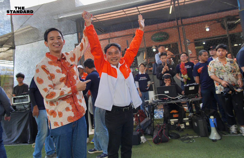 พิธา ลิ้มเจริญรัตน์ กำลังปราศรัยท่ามกลางประชาชนจำนวนมาก ระหว่างลงพื้นที่หาเสียงที่หาดใหญ่ จังหวัดสงขลา 2