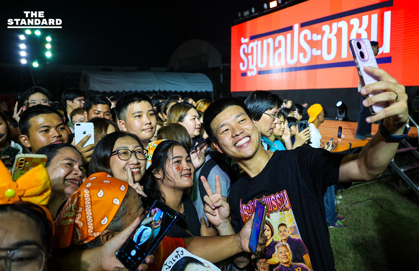 พิธา ลิ้มเจริญรัตน์ และ ณัฐพงษ์ เรืองปัญญาวุฒิ ปราศรัยบนเวทีใหญ่ในจังหวัดสุพรรณบุรี 17