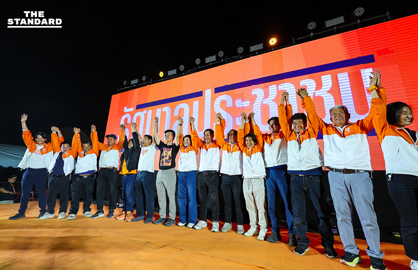 พิธา ลิ้มเจริญรัตน์ และ ณัฐพงษ์ เรืองปัญญาวุฒิ ปราศรัยบนเวทีใหญ่ในจังหวัดสุพรรณบุรี 18