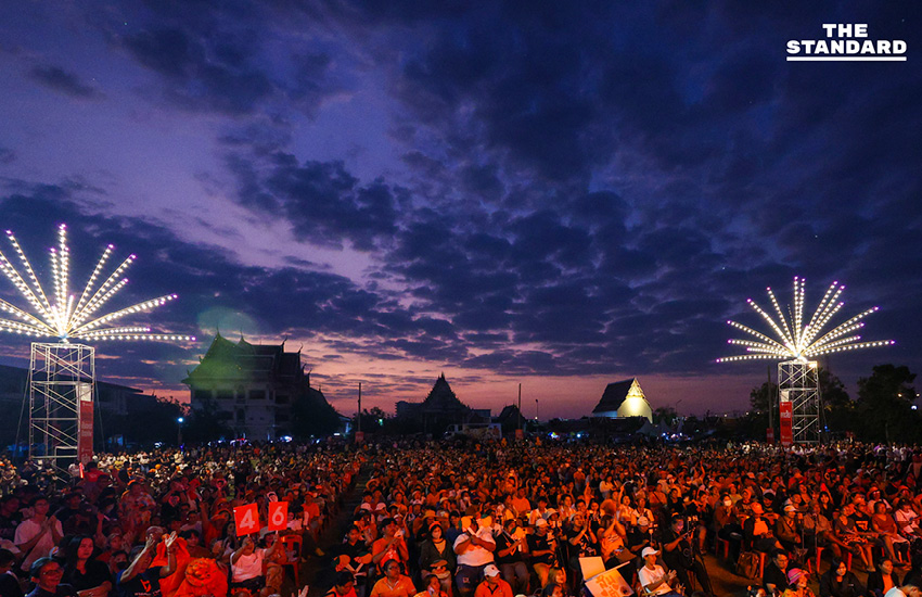 พิธา ลิ้มเจริญรัตน์ และ ณัฐพงษ์ เรืองปัญญาวุฒิ ปราศรัยบนเวทีใหญ่ในจังหวัดสุพรรณบุรี 20