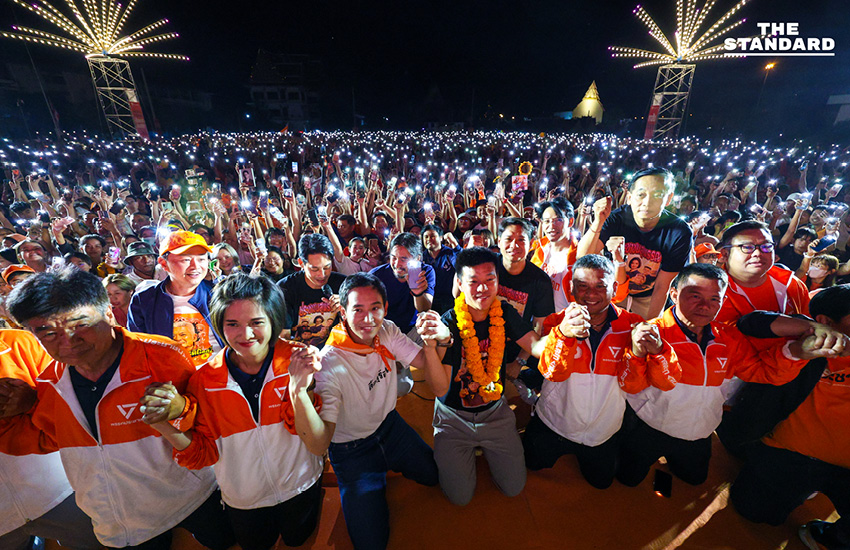 พิธา ลิ้มเจริญรัตน์ และ ณัฐพงษ์ เรืองปัญญาวุฒิ ปราศรัยบนเวทีใหญ่ในจังหวัดสุพรรณบุรี 4