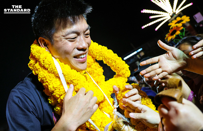 พิธา ลิ้มเจริญรัตน์ และ ณัฐพงษ์ เรืองปัญญาวุฒิ ปราศรัยบนเวทีใหญ่ในจังหวัดสุพรรณบุรี 7