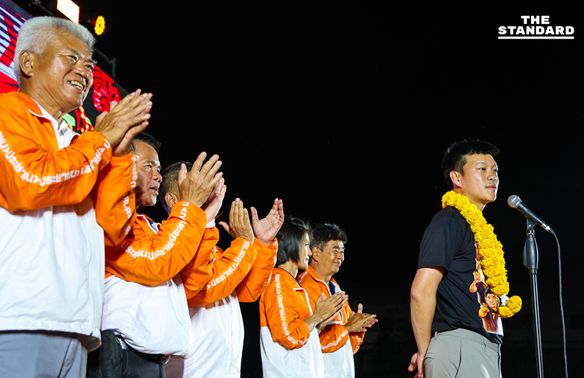 พิธา ลิ้มเจริญรัตน์ และ ณัฐพงษ์ เรืองปัญญาวุฒิ ปราศรัยบนเวทีใหญ่ในจังหวัดสุพรรณบุรี 8