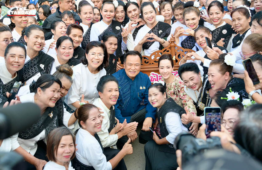 นายกรัฐมนตรีและภริยา สวมชุดม่อฮ่อมร่วมพิธีห่มผ้าพระธาตุช่อแฮ จังหวัดแพร่ 8