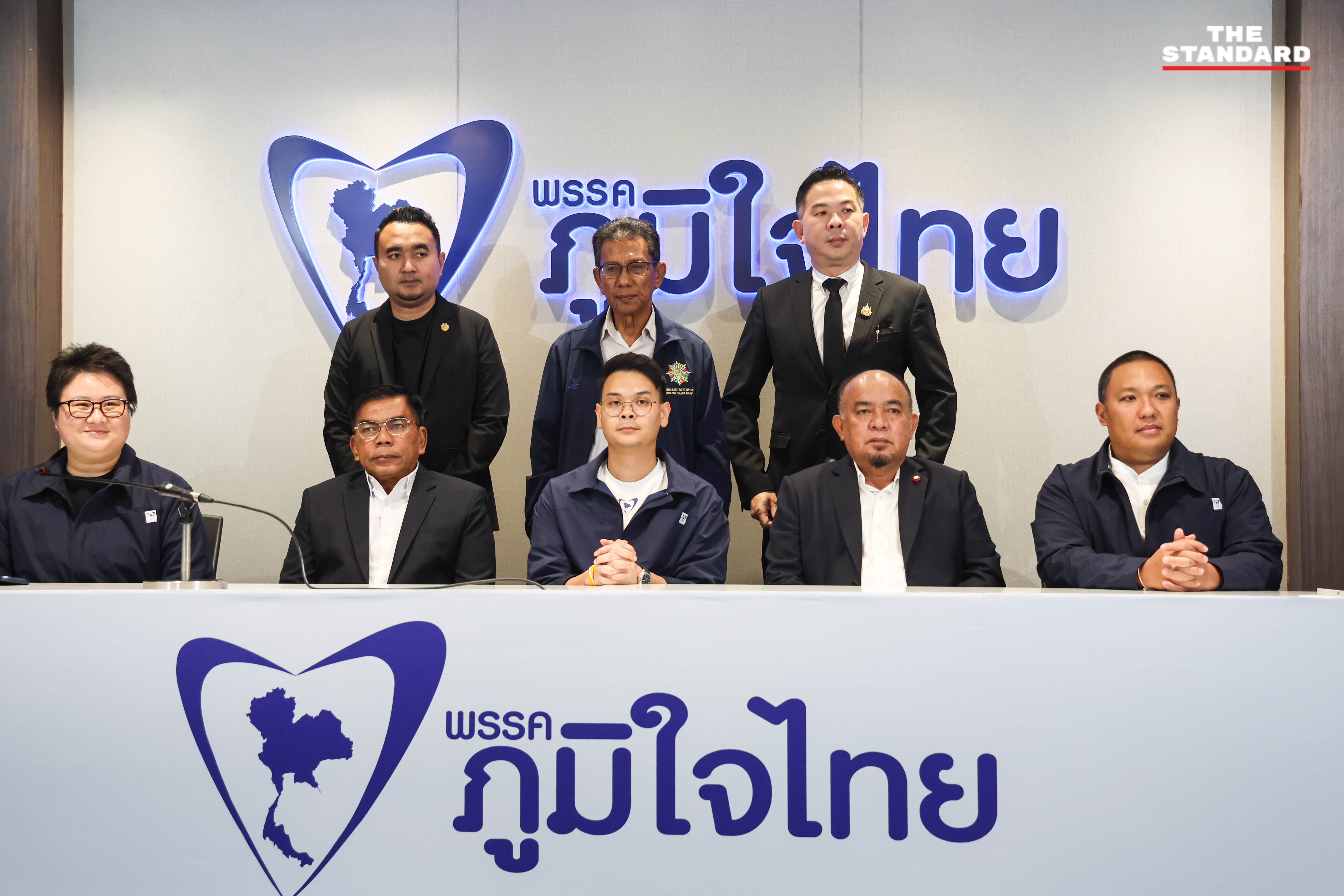 ภาพสมาชิกพรรคภูมิใจไทยและพรรคประชาชาติร่วมแถลงข่าวสนับสนุนอนุทินเป็นนายกฯ 1