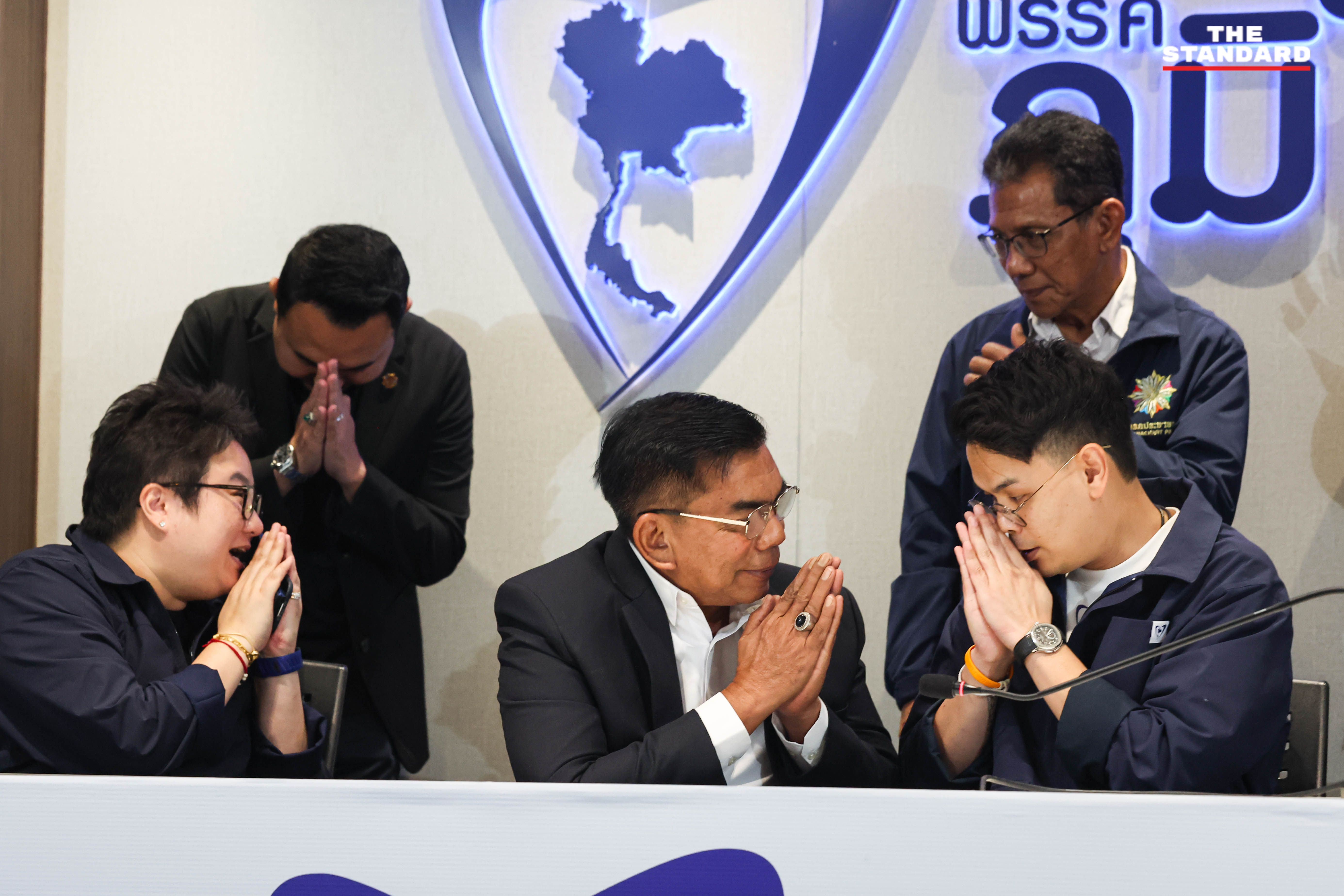 ภาพสมาชิกพรรคภูมิใจไทยและพรรคประชาชาติร่วมแถลงข่าวสนับสนุนอนุทินเป็นนายกฯ 10