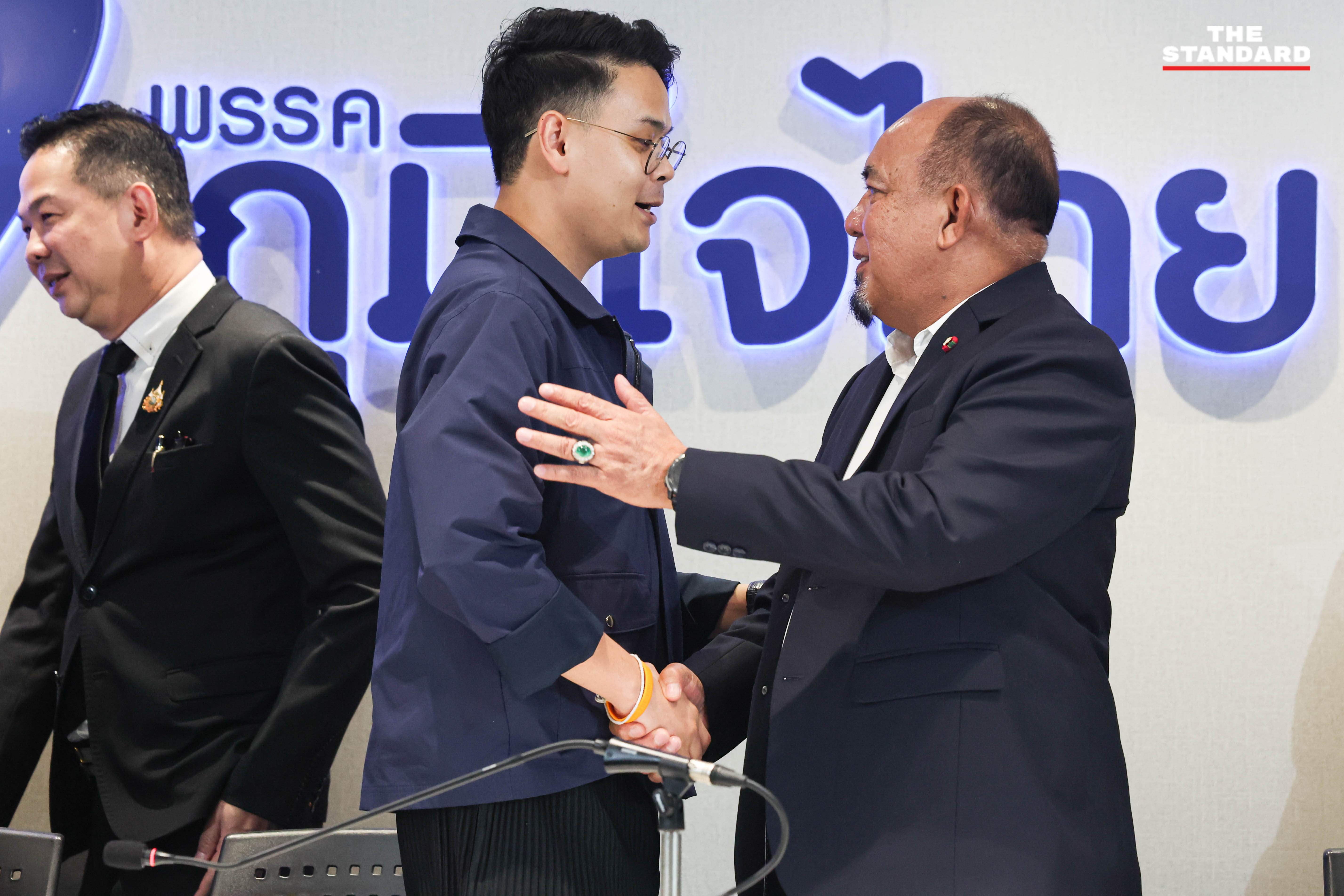 ภาพสมาชิกพรรคภูมิใจไทยและพรรคประชาชาติร่วมแถลงข่าวสนับสนุนอนุทินเป็นนายกฯ 2