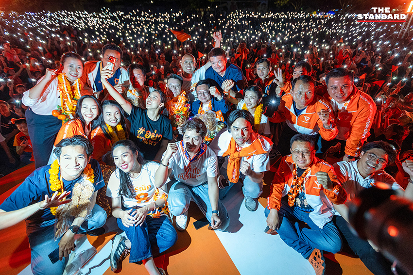 พิธา ลิ้มเจริญรัตน์ และ วีระยุทธ กาญจน์ชูฉัตร พร้อมแกนนำพรรคประชาชนบนเวทีปราศรัยใหญ่ที่เชียงใหม่ก่อนการเลือกตั้ง 1