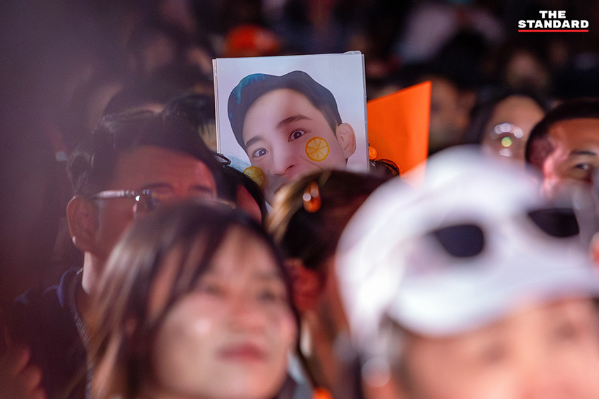 พิธา ลิ้มเจริญรัตน์ และ วีระยุทธ กาญจน์ชูฉัตร พร้อมแกนนำพรรคประชาชนบนเวทีปราศรัยใหญ่ที่เชียงใหม่ก่อนการเลือกตั้ง 10