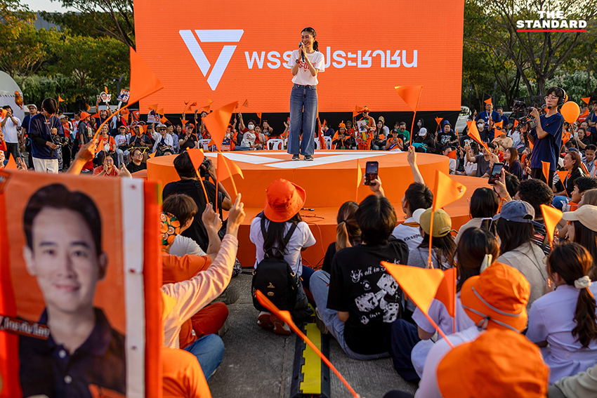 พิธา ลิ้มเจริญรัตน์ และ วีระยุทธ กาญจน์ชูฉัตร พร้อมแกนนำพรรคประชาชนบนเวทีปราศรัยใหญ่ที่เชียงใหม่ก่อนการเลือกตั้ง 12