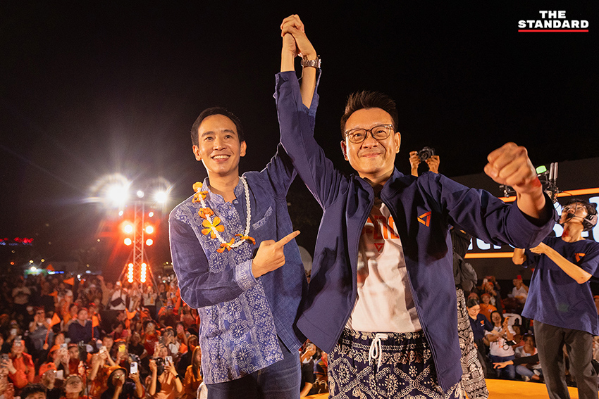 พิธา ลิ้มเจริญรัตน์ และ วีระยุทธ กาญจน์ชูฉัตร พร้อมแกนนำพรรคประชาชนบนเวทีปราศรัยใหญ่ที่เชียงใหม่ก่อนการเลือกตั้ง 2