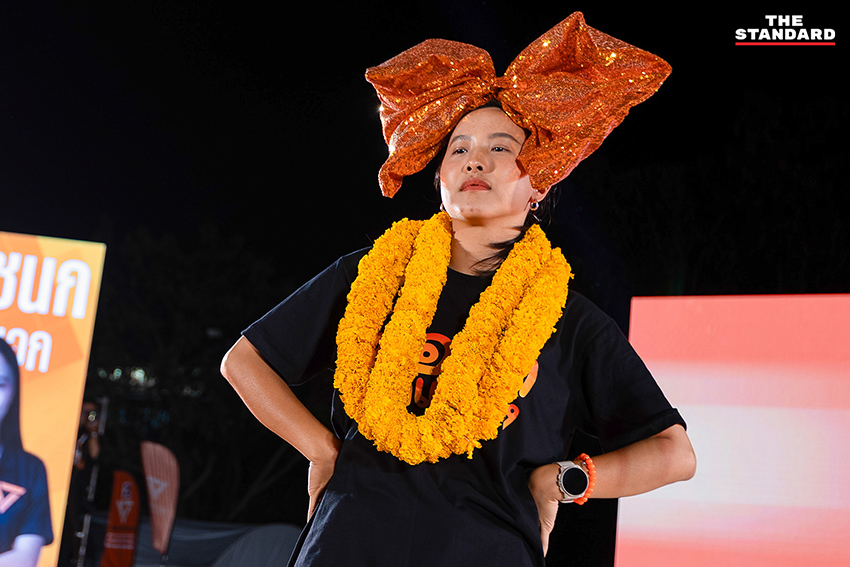 พิธา ลิ้มเจริญรัตน์ และ วีระยุทธ กาญจน์ชูฉัตร พร้อมแกนนำพรรคประชาชนบนเวทีปราศรัยใหญ่ที่เชียงใหม่ก่อนการเลือกตั้ง 3