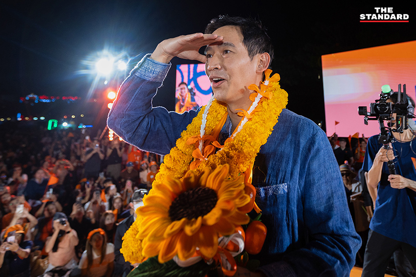 พิธา ลิ้มเจริญรัตน์ และ วีระยุทธ กาญจน์ชูฉัตร พร้อมแกนนำพรรคประชาชนบนเวทีปราศรัยใหญ่ที่เชียงใหม่ก่อนการเลือกตั้ง 4