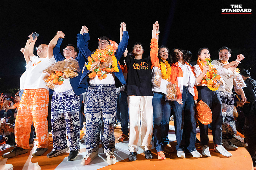 พิธา ลิ้มเจริญรัตน์ และ วีระยุทธ กาญจน์ชูฉัตร พร้อมแกนนำพรรคประชาชนบนเวทีปราศรัยใหญ่ที่เชียงใหม่ก่อนการเลือกตั้ง 5